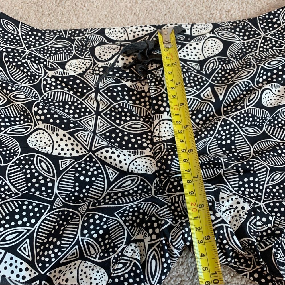 Patagonia Women's Wavefarer Board Shorts in a black white patterned design 8 - Picture 6 of 8